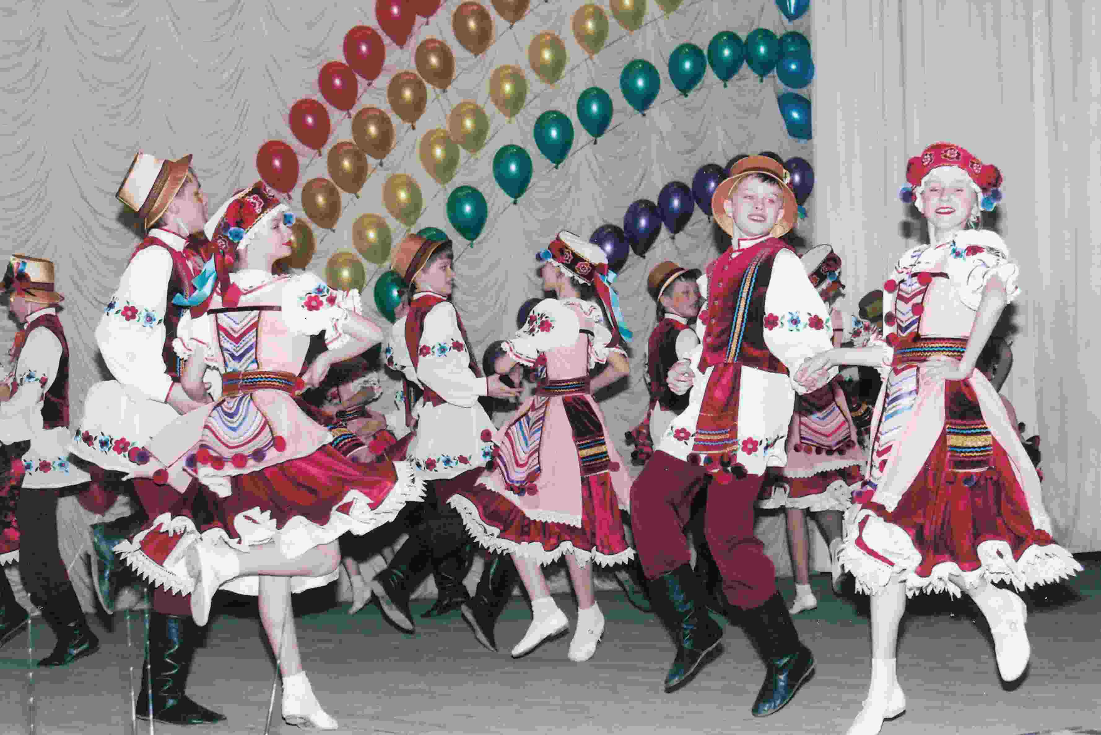 Сайт дворца культуры области. Лявониха белорусский народный танец. Белорусский танец Лявониха. Костюм для белорусского танца. Детский белорусский танцевальный костюм.